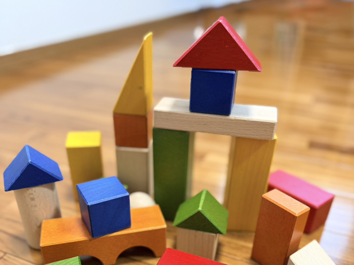 木のおもちゃと遊ぶ様子